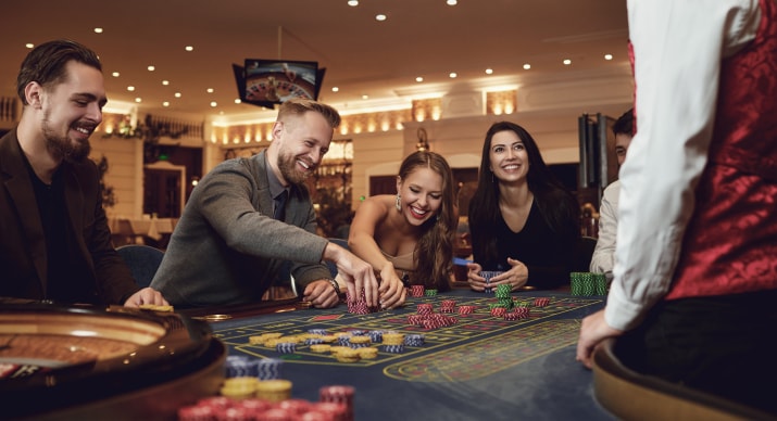 People happily playing roulette